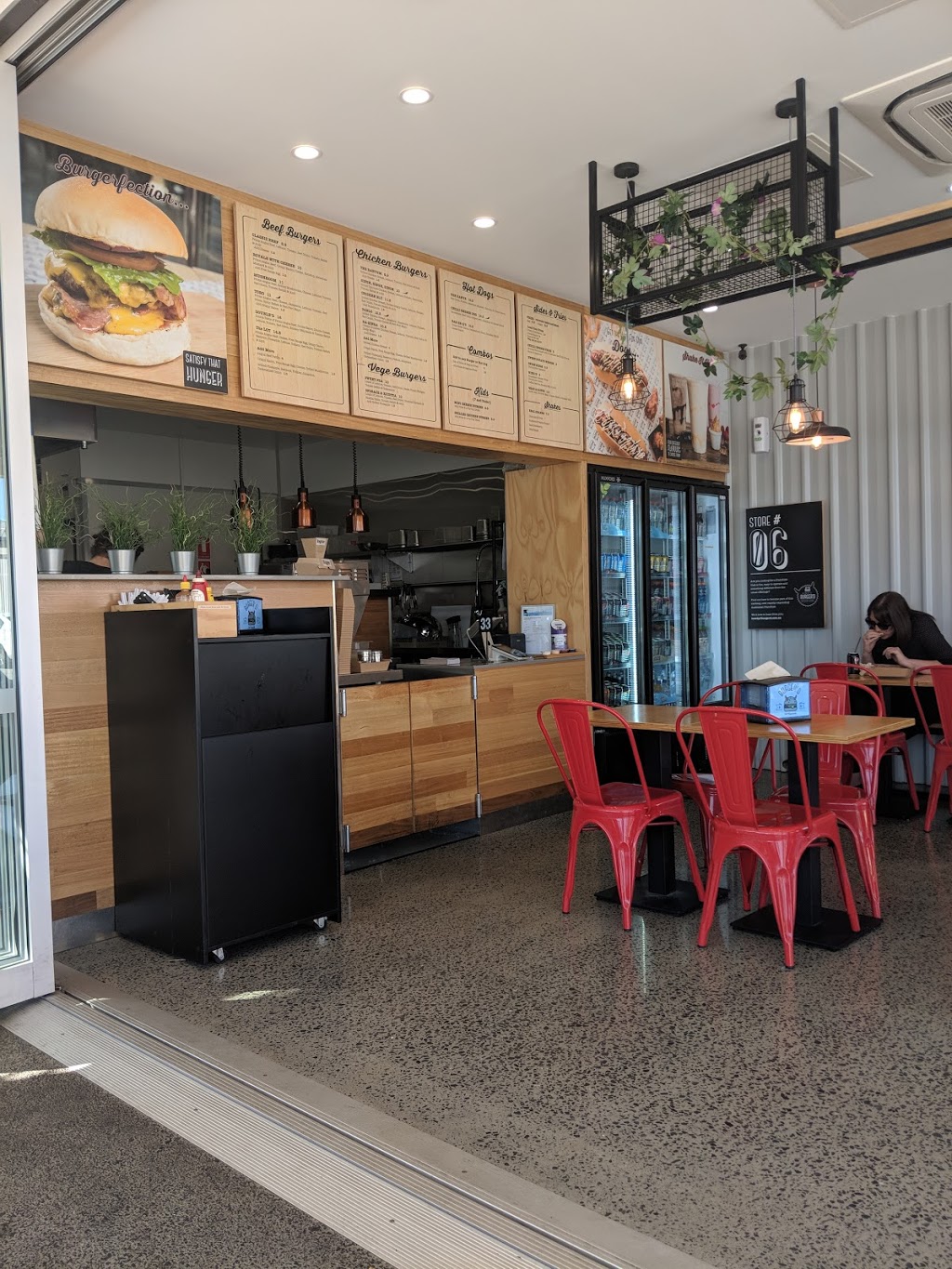 Burger’D Ashmore | 4/501 Olsen Ave, Ashmore QLD 4214, Australia | Phone: (07) 5564 9989