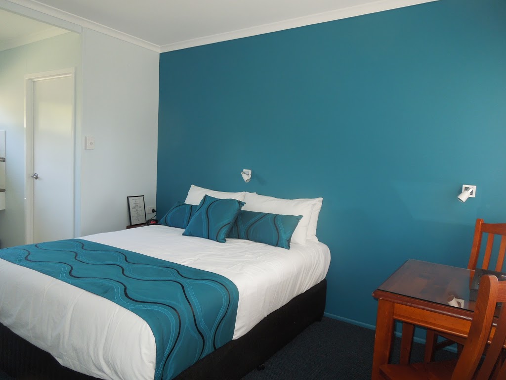 Moore Park Beach Motel | lodging | 29 Club Ave, Moore Park Beach QLD 4670, Australia | 0741598332 OR +61 7 4159 8332