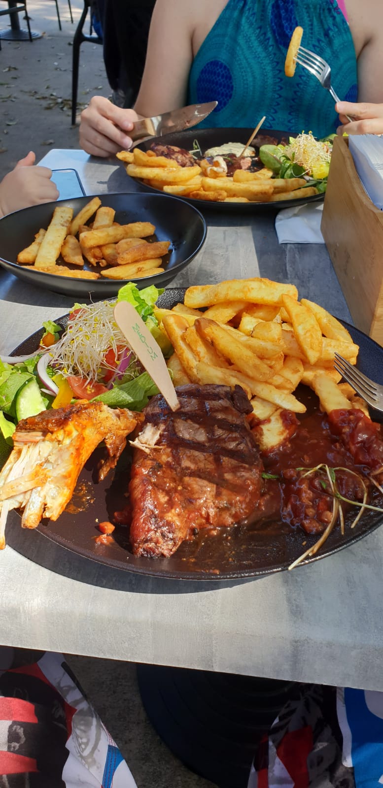 Sue’s Bar and Grill | restaurant | 3 First Ave, Bongaree QLD 4507, Australia | 0734101750 OR +61 7 3410 1750