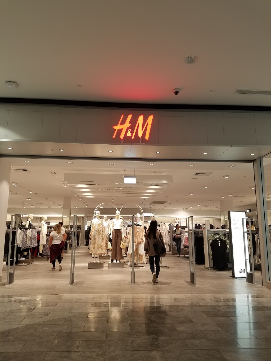 H&M | clothing store | 235 Springvale Rd, Glen Waverley VIC 3150, Australia | 1800828002 OR +61 1800 828 002