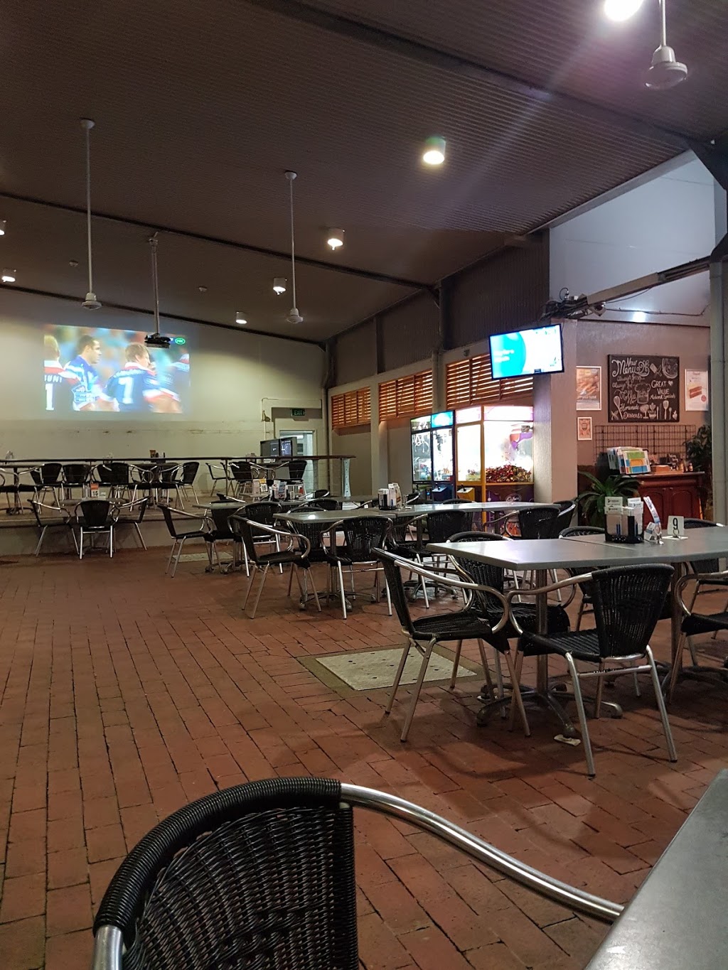 Palm Cove Tavern | restaurant | 24 Veivers Rd, Palm Cove QLD 4879, Australia | 0735583324 OR +61 7 3558 3324