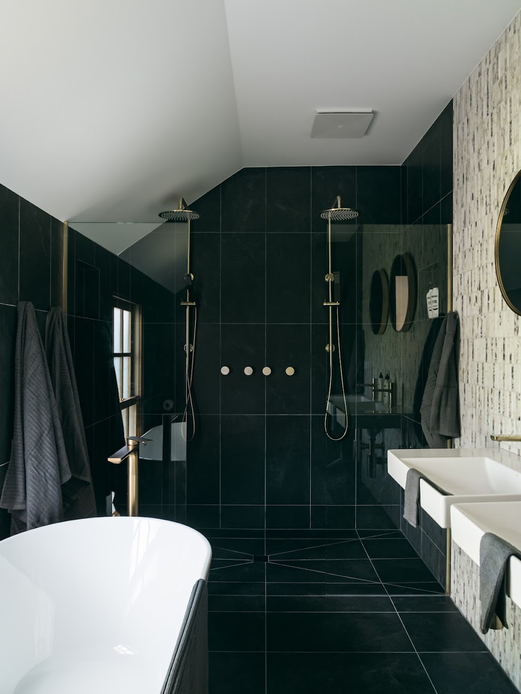 The Cosmopolitan Cottage | Luxury Accommodation | 10 Quarry St, Trentham VIC 3458, Australia | Phone: (03) 5424 1516