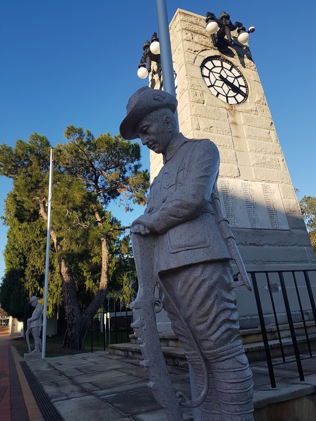 Taree War Memorial | park | Taree NSW 2430, Australia | 0265394000 OR +61 2 6539 4000