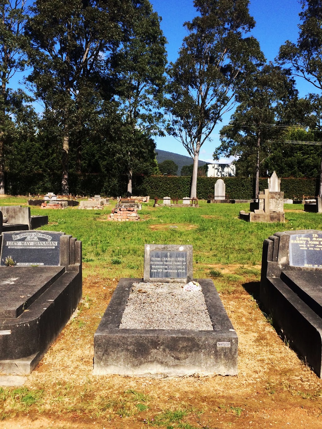 Upper Yarra Public Cemetery | cemetery | 2705 Warburton Hwy, Wesburn VIC 3799, Australia | 0359672572 OR +61 3 5967 2572