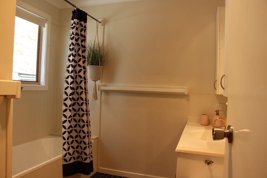 The Waterfront Cottage | 8 The Esplanade, North Arm Cove NSW 2324, Australia | Phone: 0413 996 811