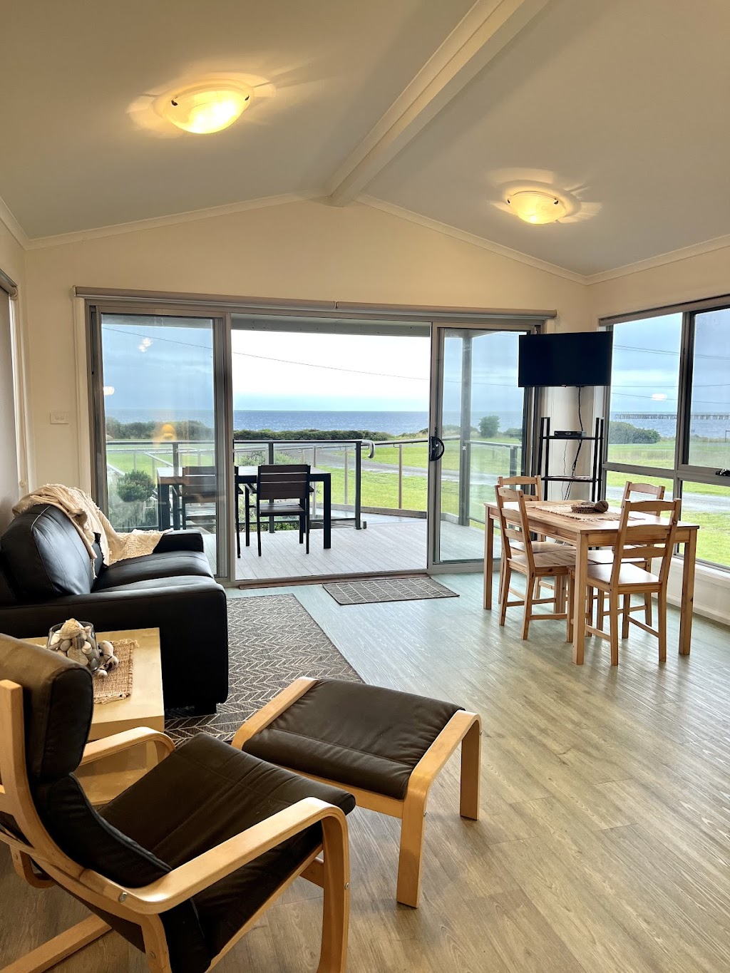 Bronzewing Villas | 105 The Esplanade, Naracoopa TAS 7256, Australia | Phone: 0482 694 004
