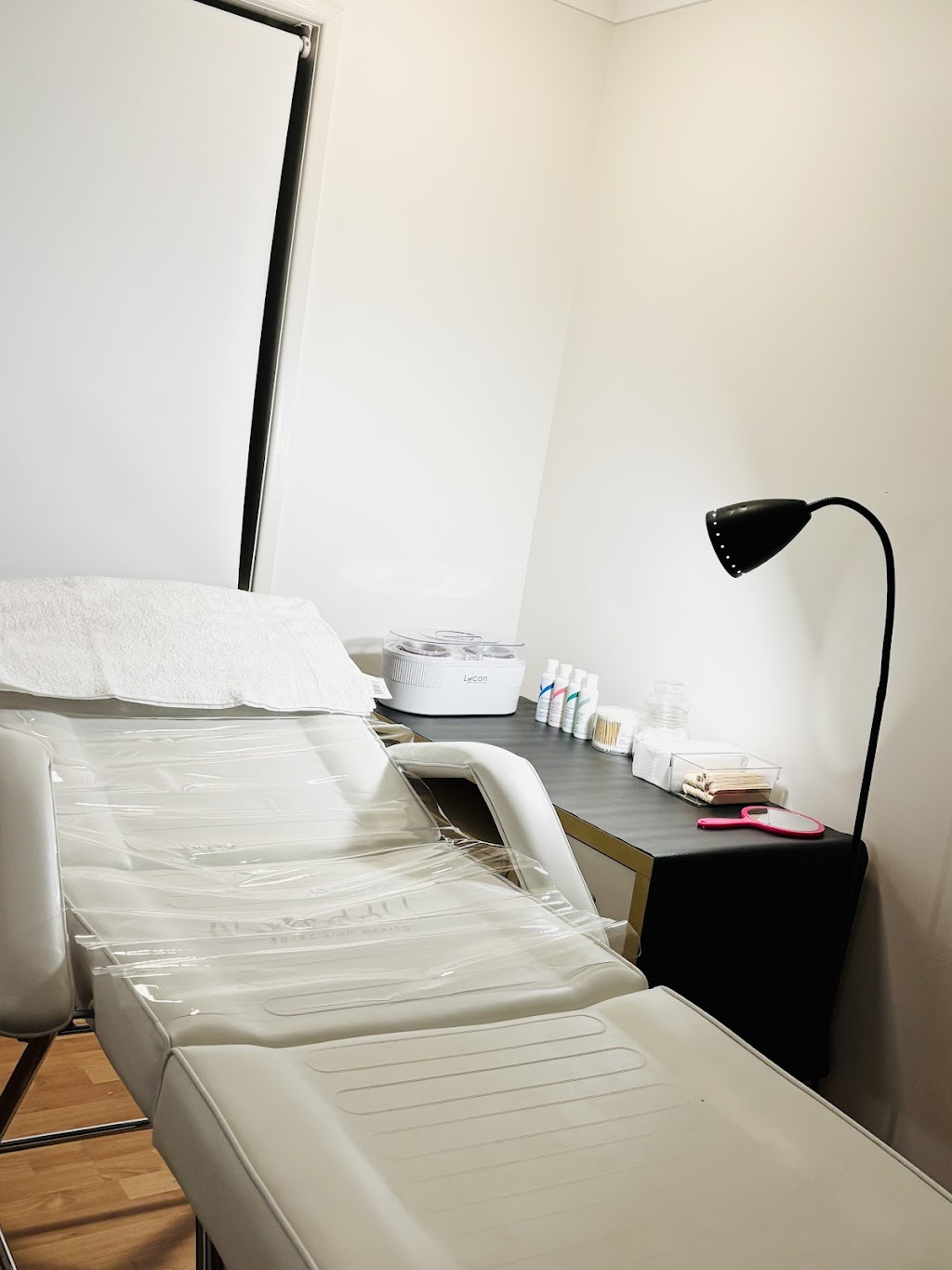 Ash lash & nails professional studio | 23 Oldbury Pl, Forest Lake QLD 4078, Australia | Phone: 0481 849 575