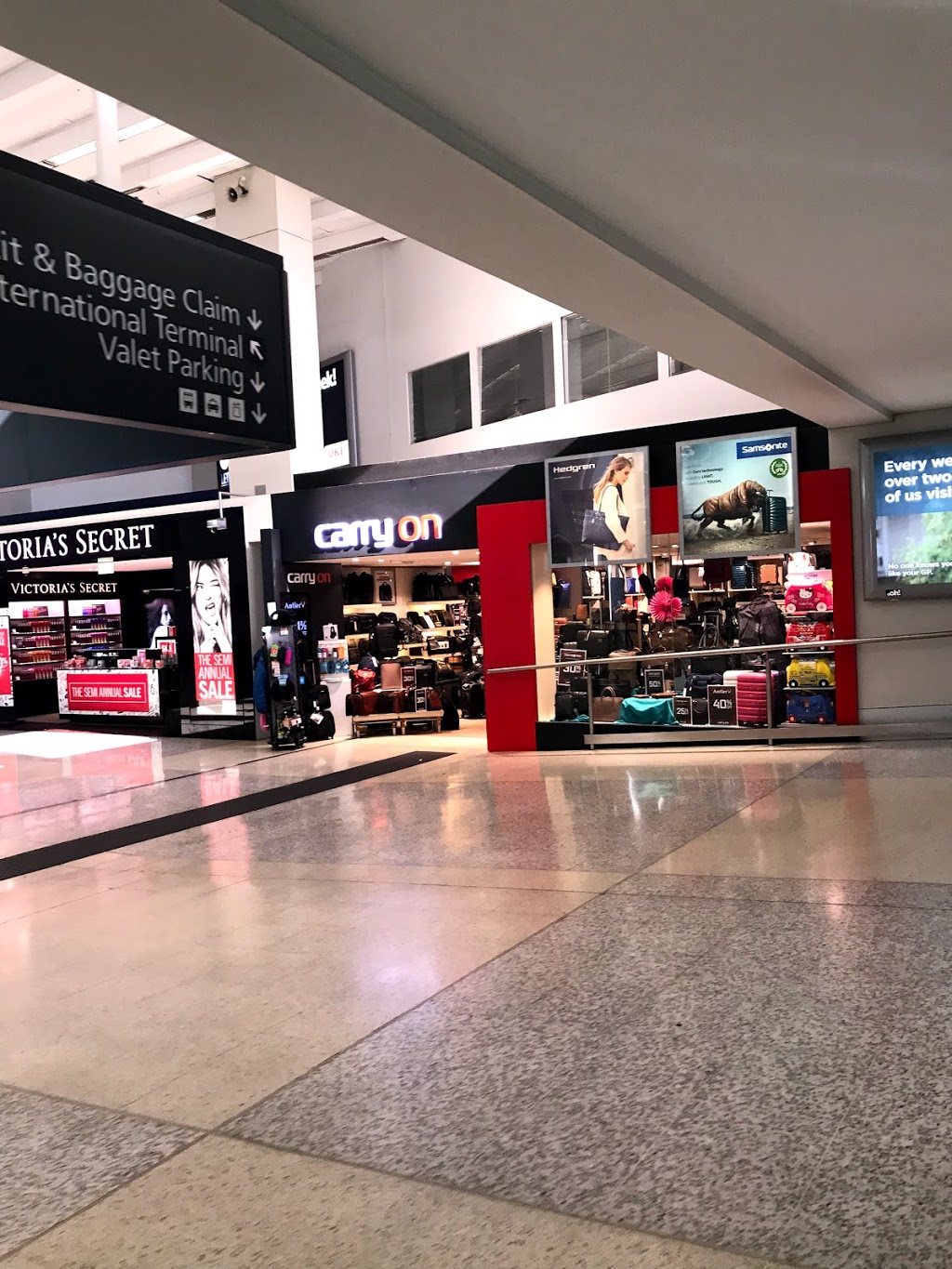 Carry On Melbourne - T1 Shop 28 | store | Shop RM28 Qantas Domestic Terminal, Tullamarine 3043, Melbourne VIC 3043, Australia | 0393345078 OR +61 3 9334 5078