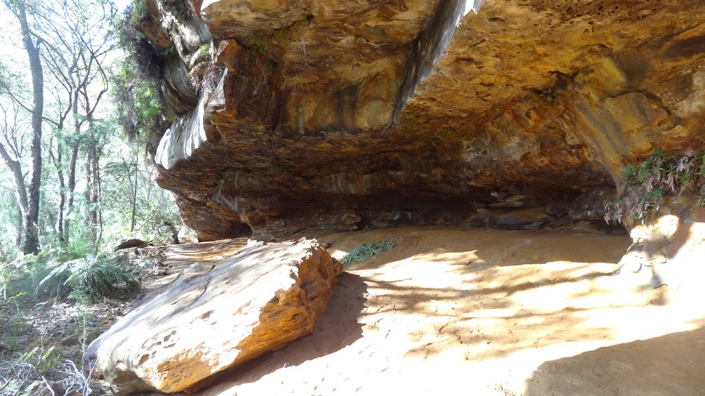 Pearl Caves | Pearl Beach Patonga Firetrail, Pearl Beach NSW 2256, Australia