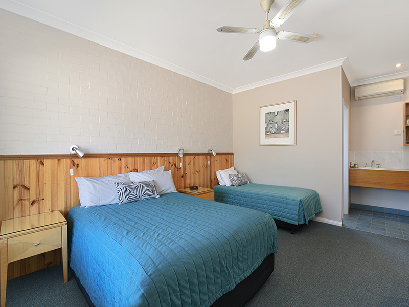 Catalina Motel Lake Macquarie | 211 Awaba Rd, Toronto NSW 2283, Australia | Phone: (02) 4959 4833