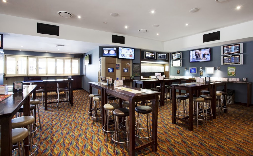 Waterfront Hotel | 2/46 David Low Way, Diddillibah QLD 4559, Australia | Phone: (07) 5458 2777