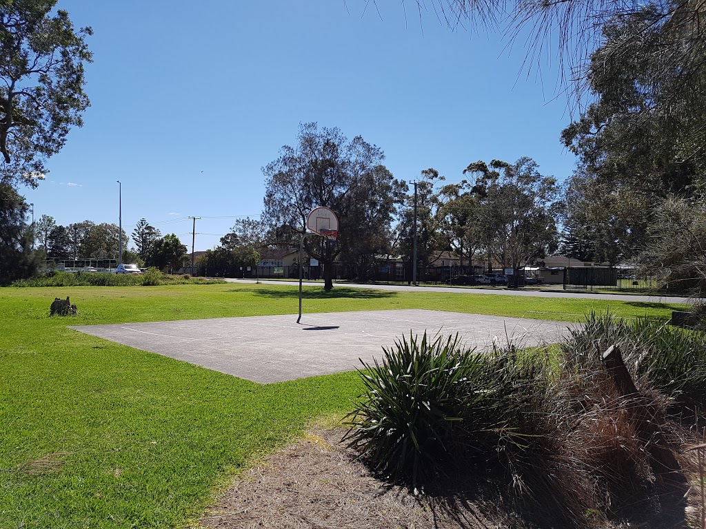Baxter Field Playground |  | 1A Findon St, Marks Point NSW 2280, Australia | 0249210333 OR +61 2 4921 0333