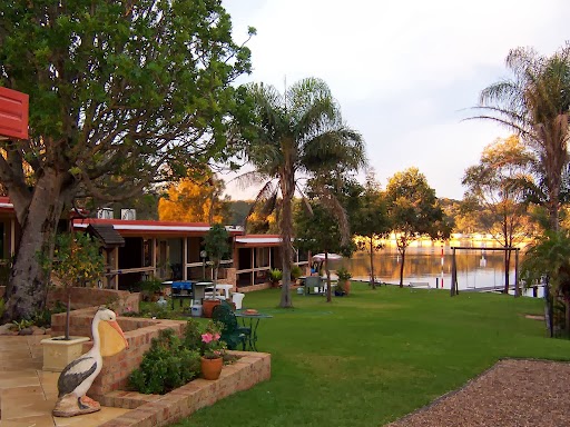 Lake Edge Holiday Units | real estate agency | 27 Balmoral Rd, Burrill Lake NSW 2539, Australia | 0244552478 OR +61 2 4455 2478