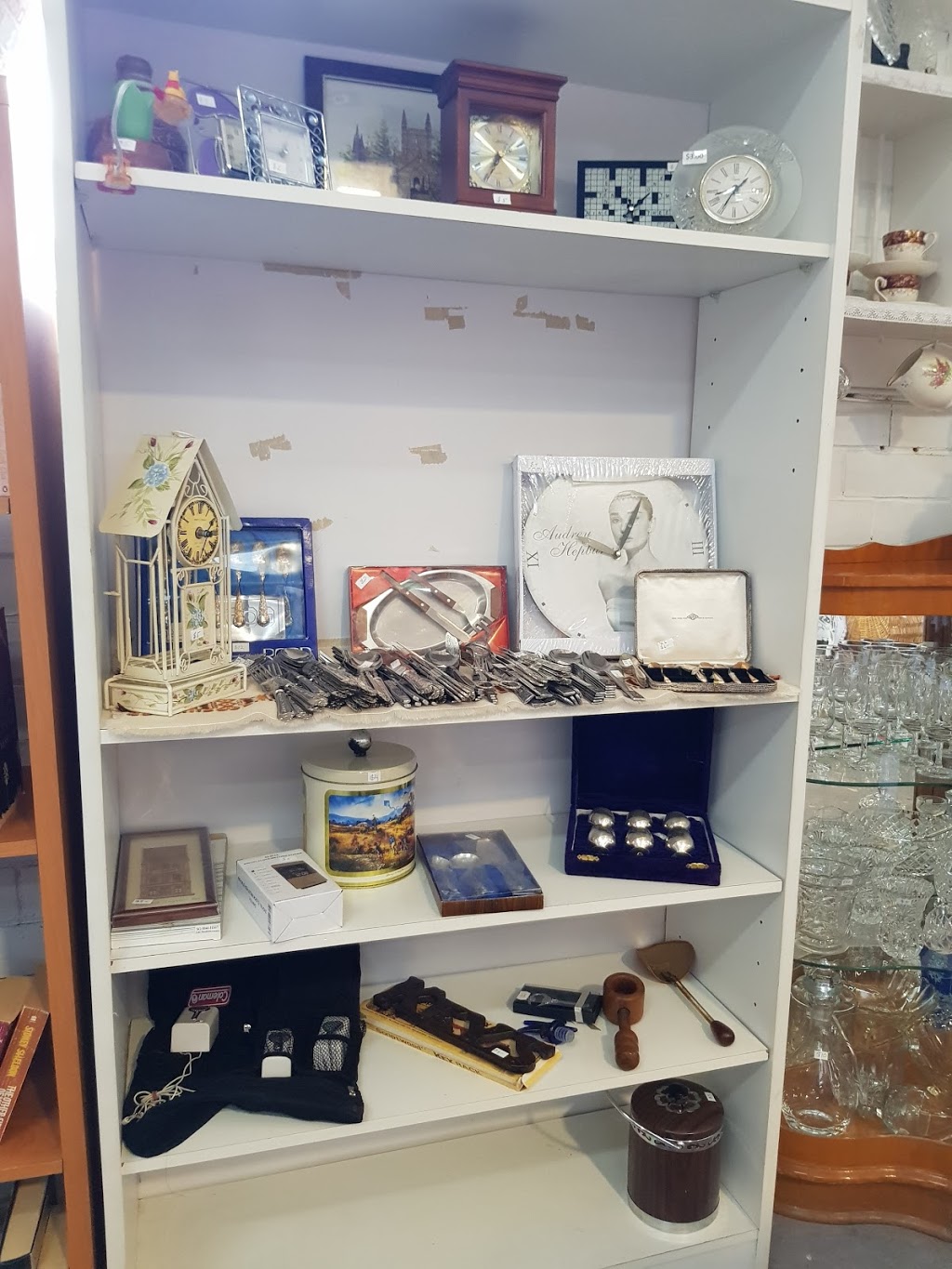 Helping Hands Mission Inc. - Gayes Vintage Shop | 18 Knighton Ave, Airport West VIC 3042, Australia