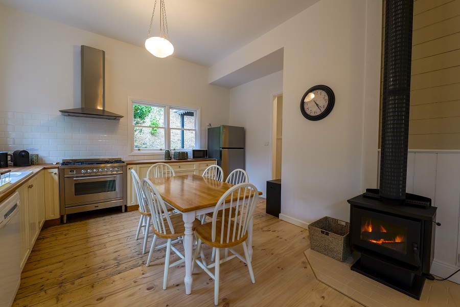 Ferntree Digs Cottage | 20 Ferntree Ave, Warburton VIC 3799, Australia | Phone: 0412 791 407