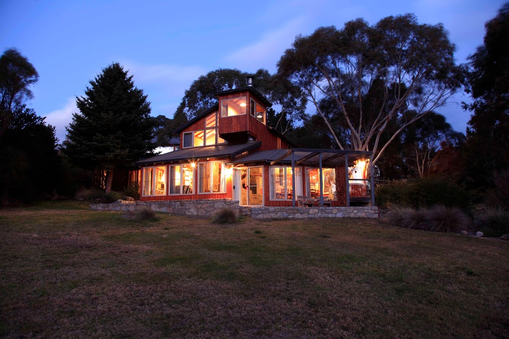 Edzell - Waterfront Holiday House in East Jindabyne | 48 Jerrara Dr, East Jindabyne NSW 2627, Australia | Phone: 0411 120 226