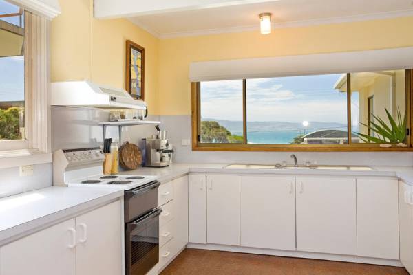 Marengo Beach House Holiday Home | 10 Harrison St, Marengo VIC 3233, Australia | Phone: (03) 5237 2600