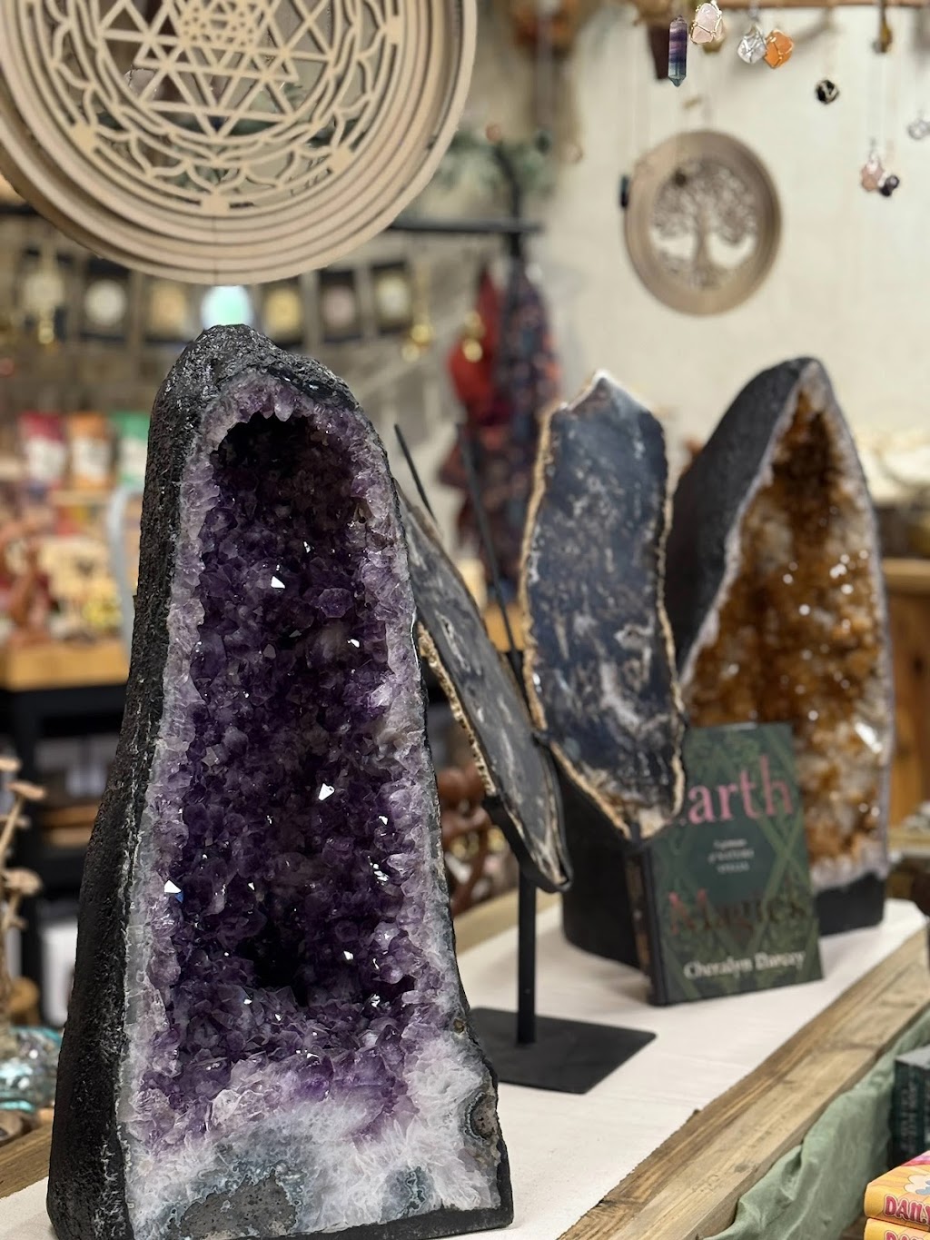 Enlightening Ridge Opal Queen Emporium | 48a Morilla St, Lightning Ridge NSW 2834, Australia | Phone: (02) 6829 0086