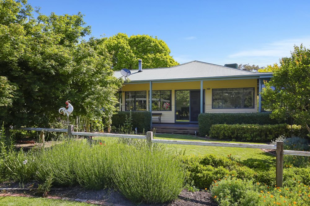 The Postmasters Cottage | 2874 Warburton Hwy, Wesburn VIC 3799, Australia | Phone: 0438 795 190