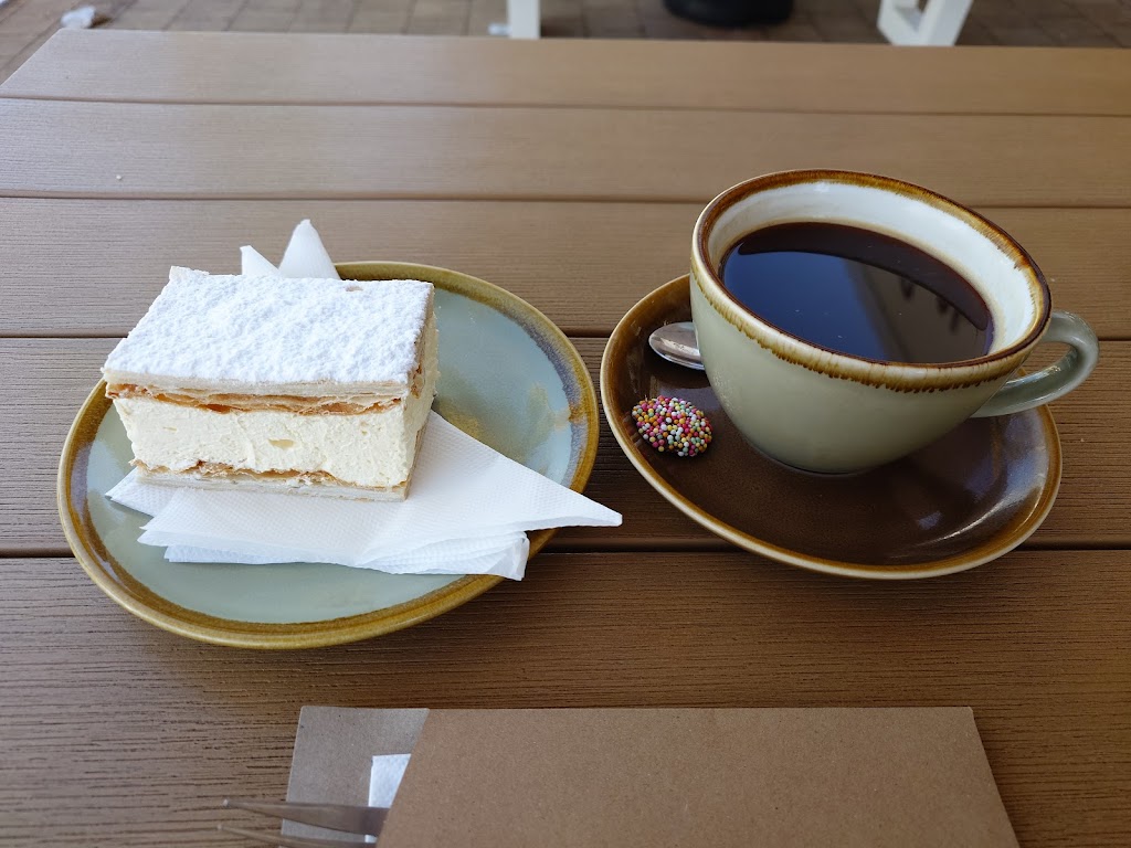 Brews & Bites Beachside Cafe | 64A Farnborough Rd, Meikleville Hill QLD 4703, Australia | Phone: (07) 4939 8687