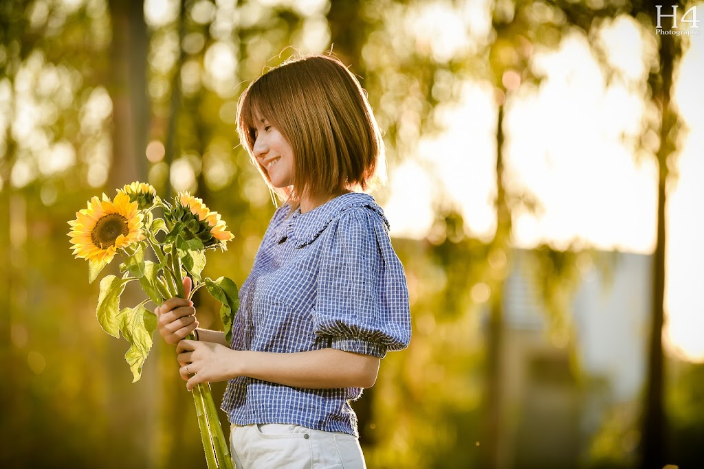 H4 Photo Studio | 9/23 Technology Dr, Augustine Heights QLD 4300, Australia | Phone: 0430 872 852