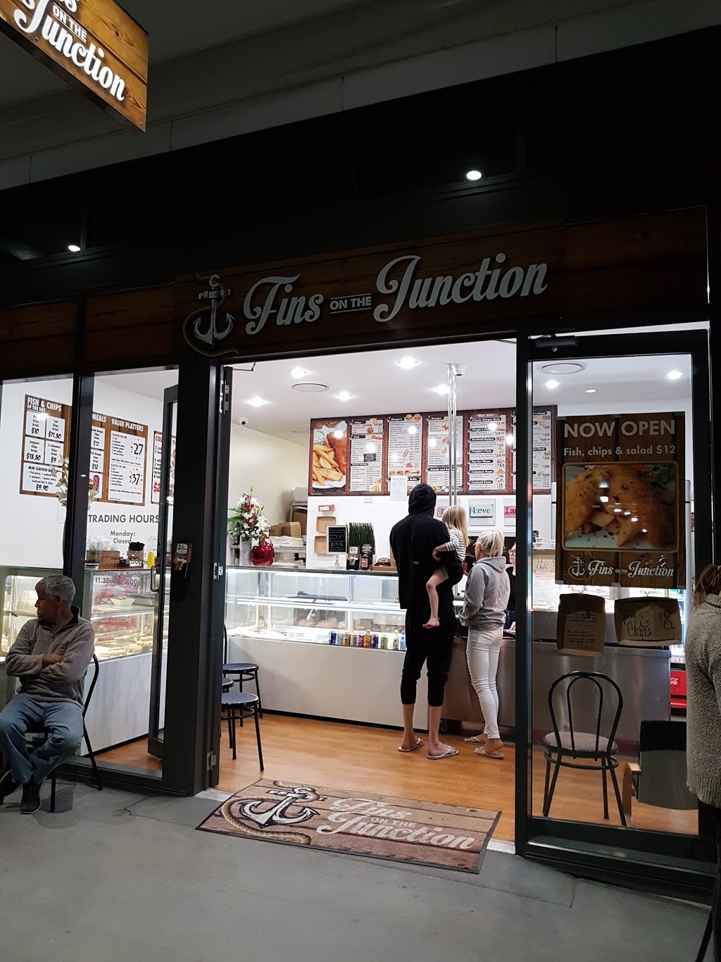 Fins on the Junction | restaurant | 16/28 Dixon Dr, Pimpama QLD 4209, Australia | 0755407721 OR +61 7 5540 7721