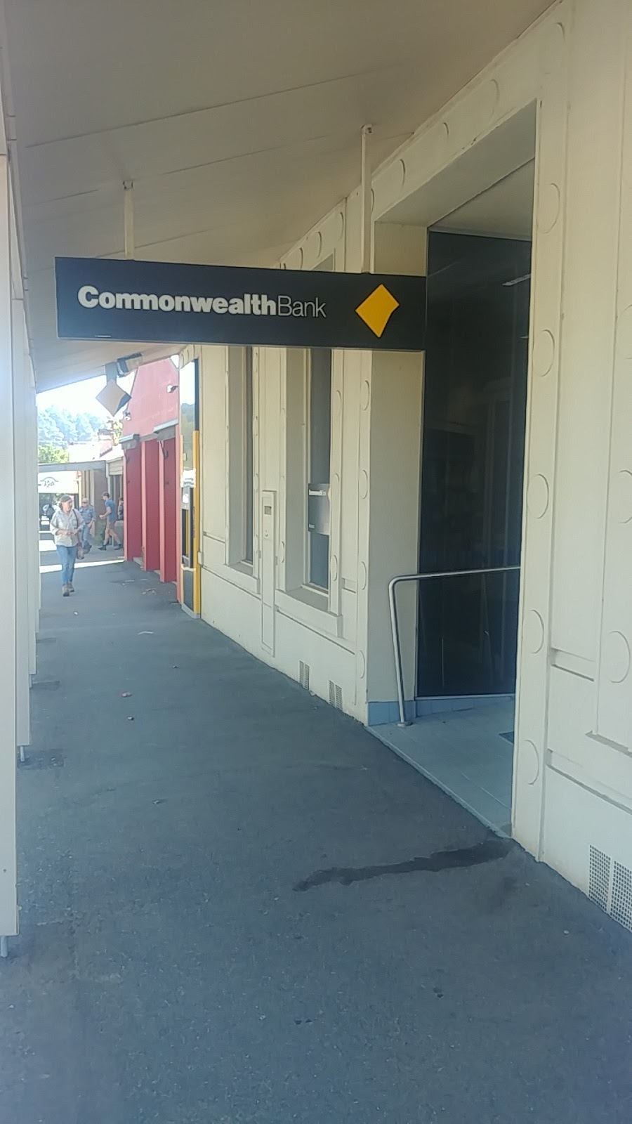 Commonwealth Bank | bank | Cnr High & Urquhart Sts, Woodend VIC 3442, Australia | 132221 OR +61 132221