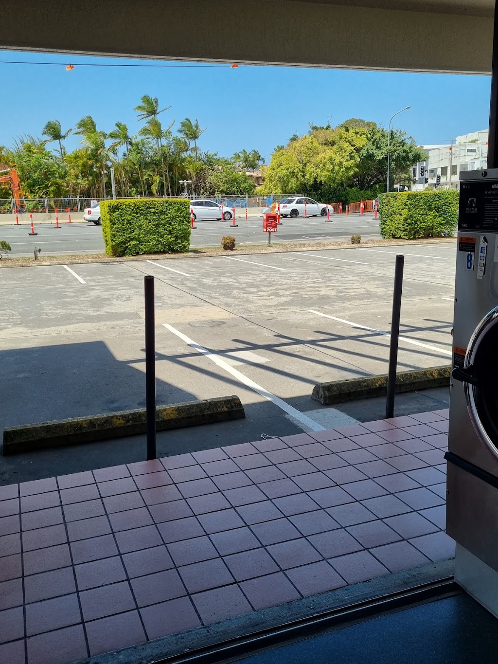 Waves Laundromat Miami | Ste 4/2098 Gold Coast Hwy, Miami QLD 4220, Australia | Phone: 0400 881 734
