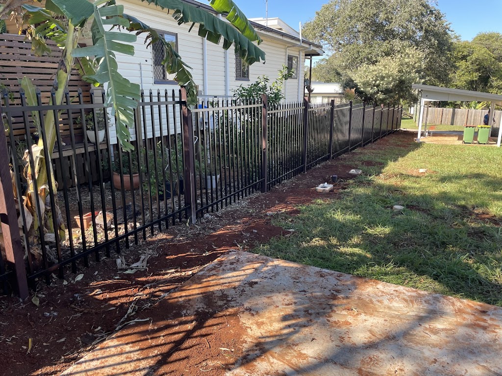 Dazzas Lil digger | Wattle St, Russell Island QLD 4184, Australia | Phone: 0473 501 689