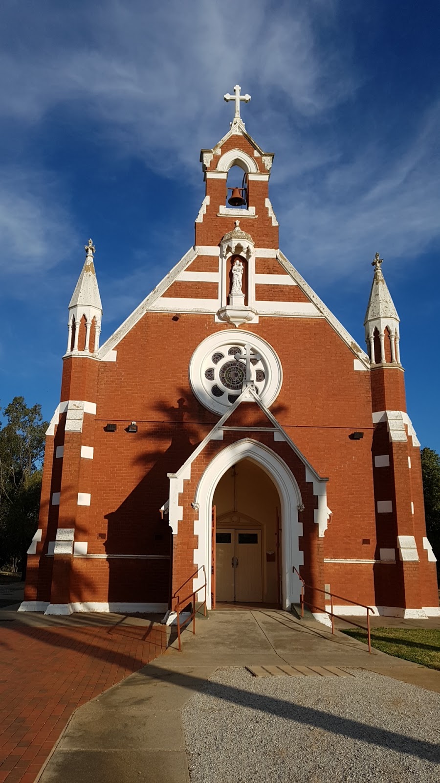Our Lady Of The Sacred Heart Catholic Church Elmore | 18 Jeffrey St, Elmore VIC 3558, Australia | Phone: (03) 5432 6018