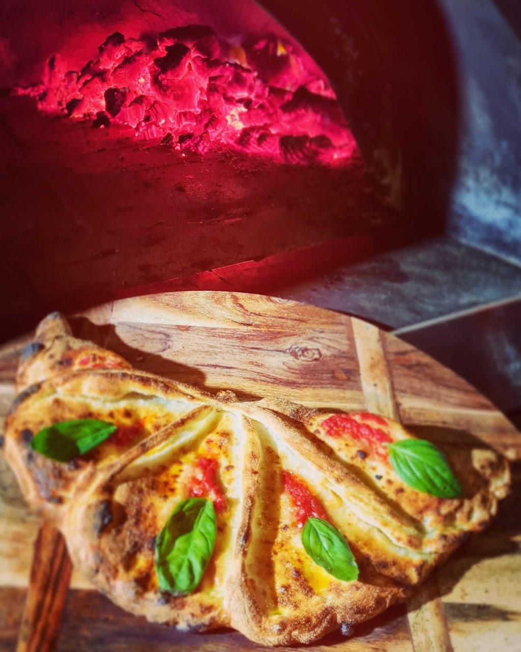 Calabrisella Woodfired Pizza | meal takeaway | 5A Hunter St, Callala Bay NSW 2540, Australia | 0404472093 OR +61 404 472 093