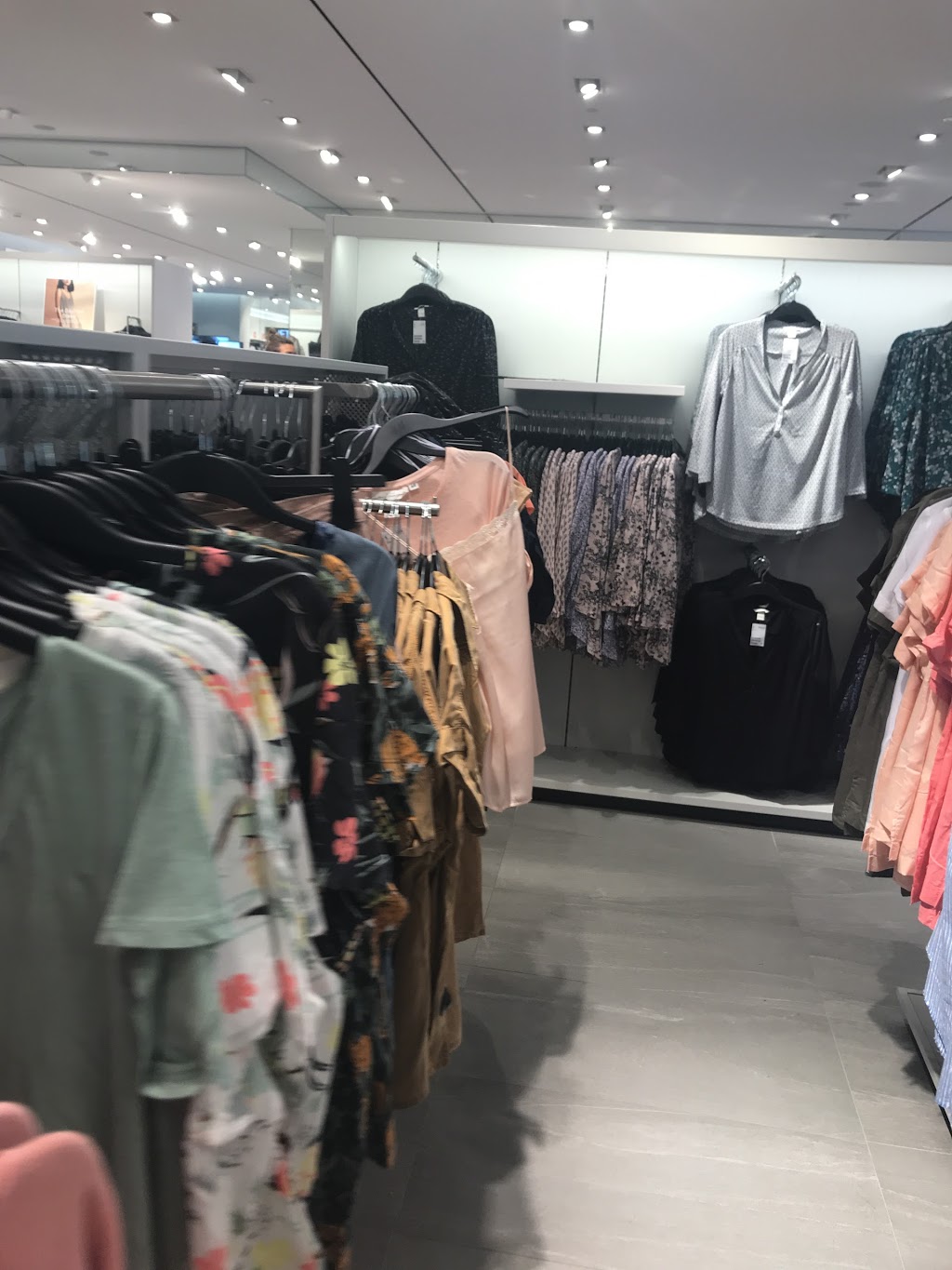 H&M | clothing store | 1341 Dandenong Rd, Chadstone VIC 3148, Australia | 1300401300 OR +61 1300 401 300