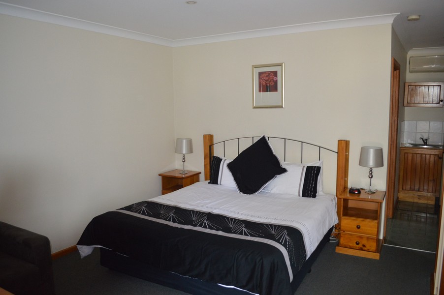 Colonial Motel Young | lodging | 12 Zouch St, Young NSW 2594, Australia | 0263822822 OR +61 2 6382 2822