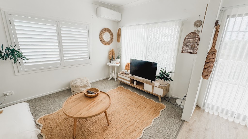 Beach Bungalow | 90 Farnborough Rd, Meikleville Hill QLD 4703, Australia | Phone: 0437 010 651