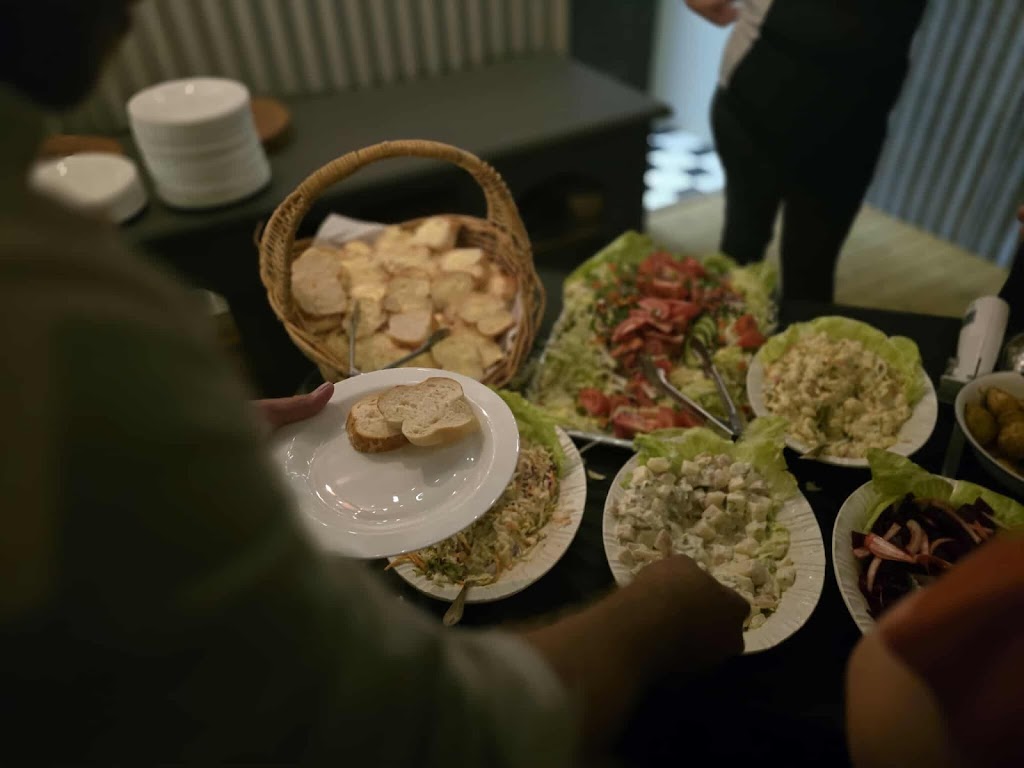 Darling Downs Spit Roast Caterers | 12693 New England Hwy, Top Camp QLD 4350, Australia | Phone: 0428 721 505