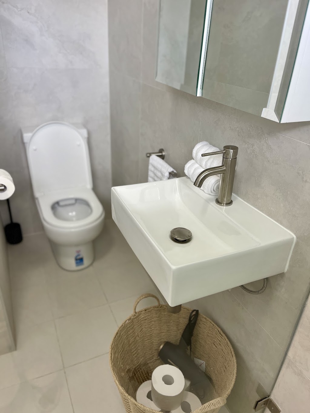 Sunshine Retreat: Modern 3BR Haven | 12A Oxford St, St Marys NSW 2760, Australia | Phone: 0406 545 472