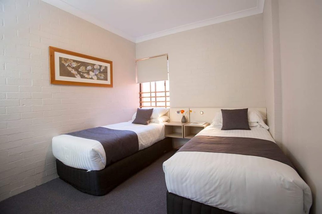 Oxley Court Serviced Apartments | lodging | 9 Dawes St, Griffith ACT 2603, Australia | 0262956216 OR +61 2 6295 6216