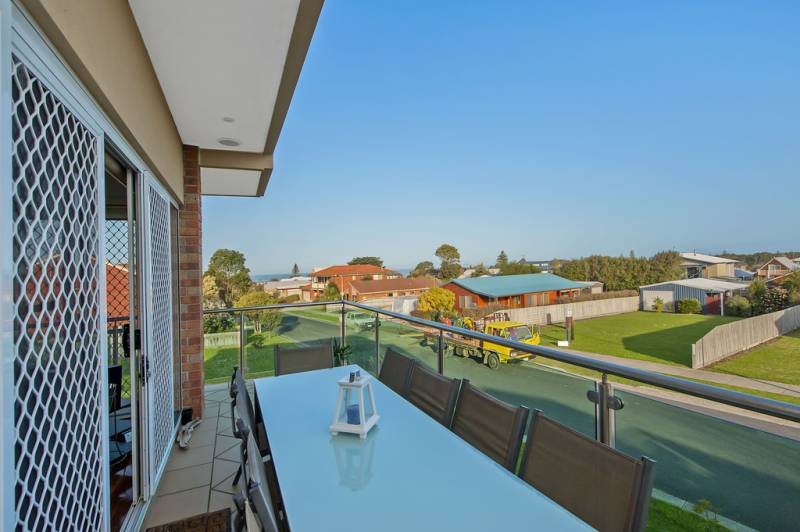 Apollo Sixteen Holiday House | real estate agency | 16 Joyce St, Apollo Bay VIC 3233, Australia | 0352372600 OR +61 3 5237 2600
