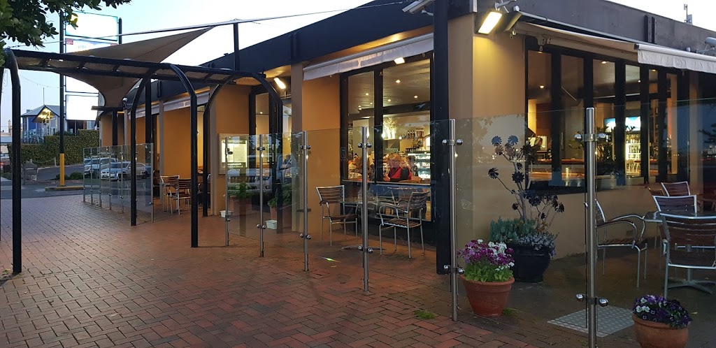 Edwards Waterfront Restaurant & Café | restaurant | 101 Bentinck St, Portland VIC 3305, Australia | 0355231032 OR +61 3 5523 1032