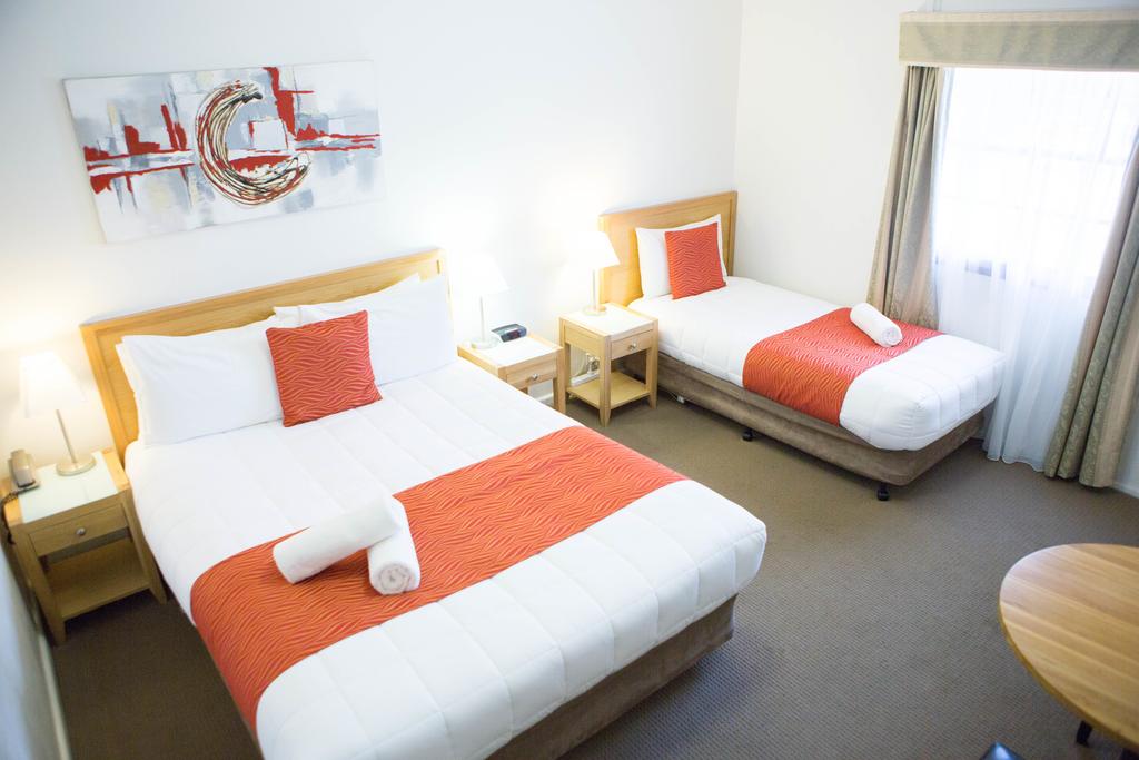 Colonial Lodge Motor Inn | 2 MacDonald St, Yass NSW 2582, Australia | Phone: (02) 6226 3313