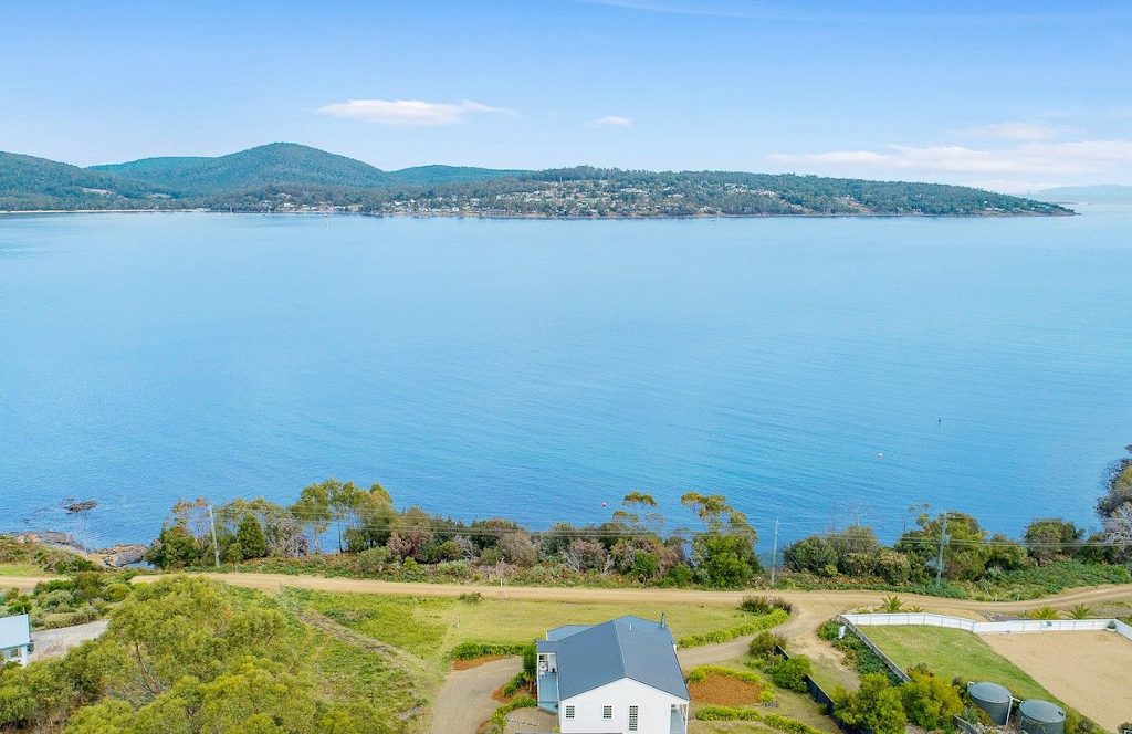 White Beach Seaside Retreat | 156 Apex Point Rd, White Beach TAS 7184, Australia | Phone: (07) 3746 7977