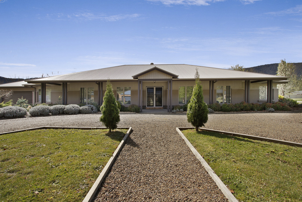 COLLINS RETREAT | 2 Louie Ct, Bright VIC 3741, Australia | Phone: 1300 551 117