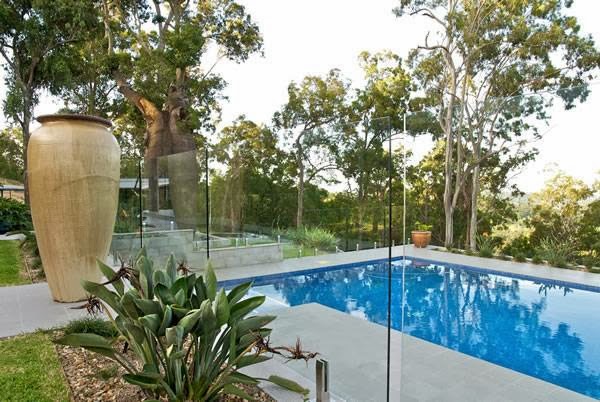 Leading Edge Glass - Glass Pool Fencing Gold Coast | 38 Kendor St, Arundel QLD 4214, Australia | Phone: 0418 752 274