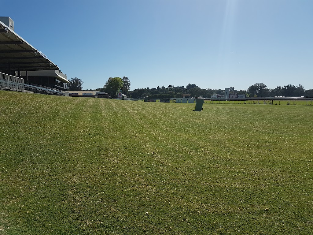 Albury Racing Club | 16-46 Fallon St, Albury NSW 2640, Australia | Phone: (02) 6025 1333