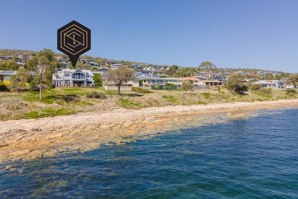 "Casa Con Vista" Luxury Waterfront Home, Sleeps 10 | 199A Tranmere Rd, Tranmere TAS 7018, Australia | Phone: (03) 6146 4402