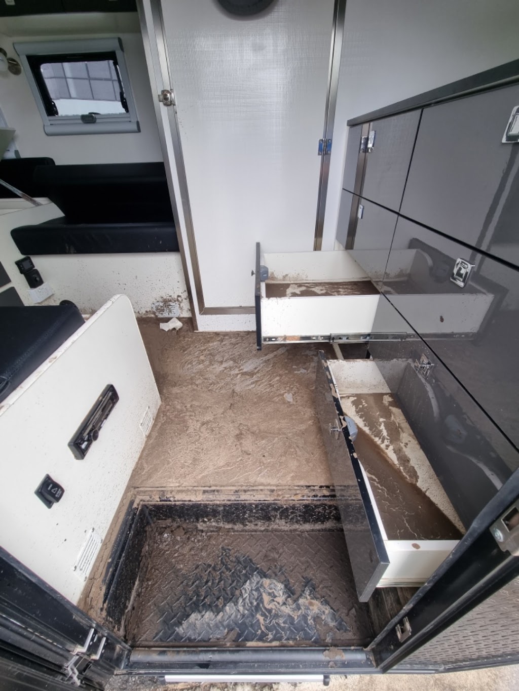 DIRT BUSTERS CAR DETAILING - CAR DETAILING SPRINGFIELD | 6 Henbury St, South Ripley QLD 4306, Australia | Phone: 0448 881 067