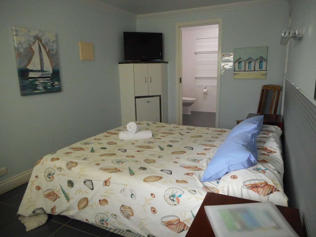 Bush Village Budget Cabins | 2 St Martins Ln, Cannonvale QLD 4802, Australia | Phone: (07) 4946 6177