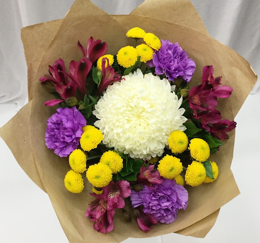 Beerwah Flowers and Gifts | shop 3/2 Turner St, Beerwah QLD 4519, Australia | Phone: (07) 5494 6755