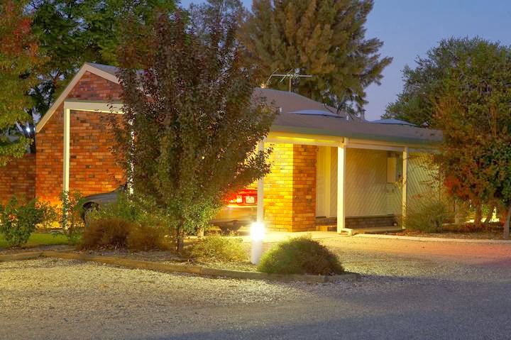 Belvoir Village Motel | lodging | 2 Trafalgar St, West Wodonga VIC 3690, Australia | 0260245344 OR +61 2 6024 5344