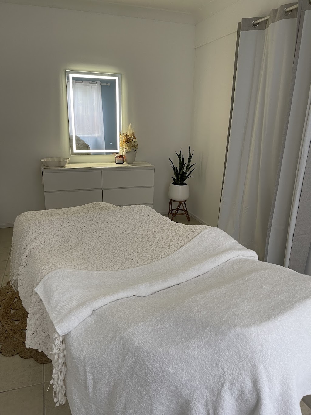 Saltwater Beauty Studio | 4 Nature Pl, Smiths Lake NSW 2428, Australia | Phone: 0401 530 928